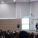 Aula con platea e relatori durante evento